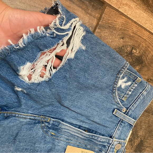 Levi’s High Waisted Mom Jean Shorts - Picture 12 of 13